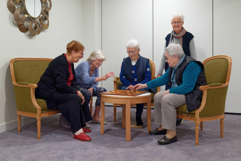 Des retraitées qui jouent au dames dans une résidence sénior